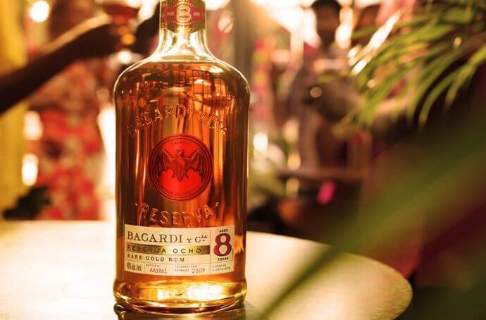 BACARDI RESERVA OCHO 8YO RUM zbliżenie na butelkę